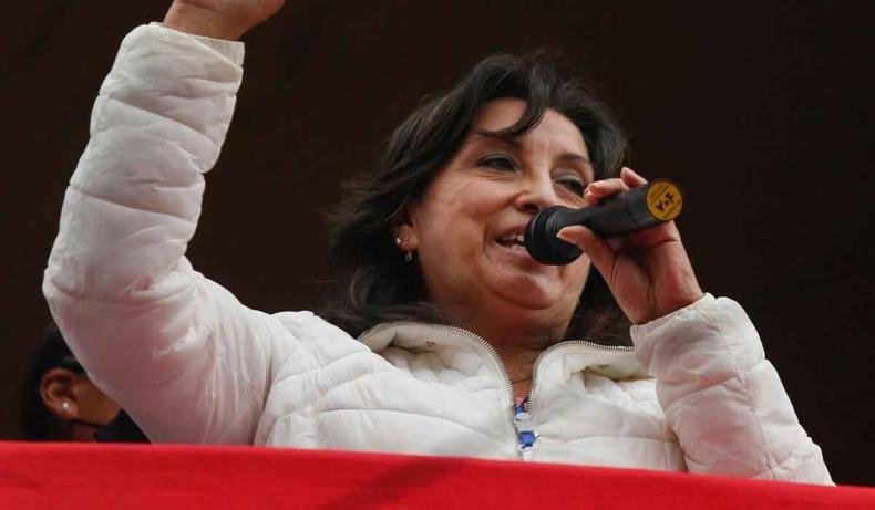 Foto da vice-presidenta, Dina Boluarte, discursando