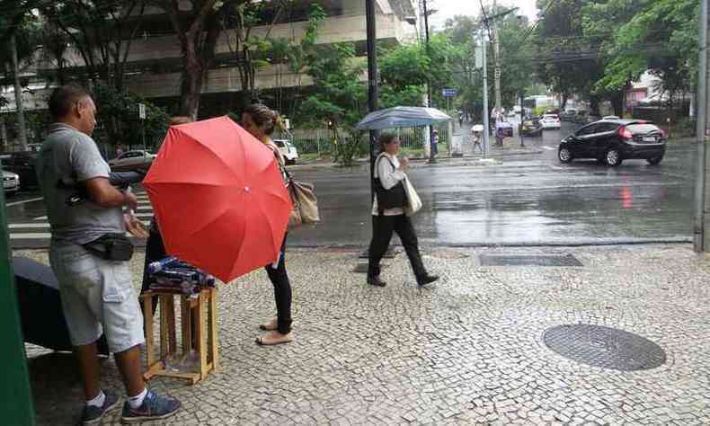 Se a chuva trouxe refresco  BH, este comerciante aproveitou para complementar a renda vendendo guarda-chuva no cruzamento da Rua Paracatu com a Avenida Augusto de Lima, no Barro Preto (foto: Gladyston Rodrigues/ EM/ D.A Press)