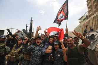Policiais federais do Iraque comemoram a retirada de Mosul(foto: AFP PHOTO/AHMAD AL-RUBAYE)
