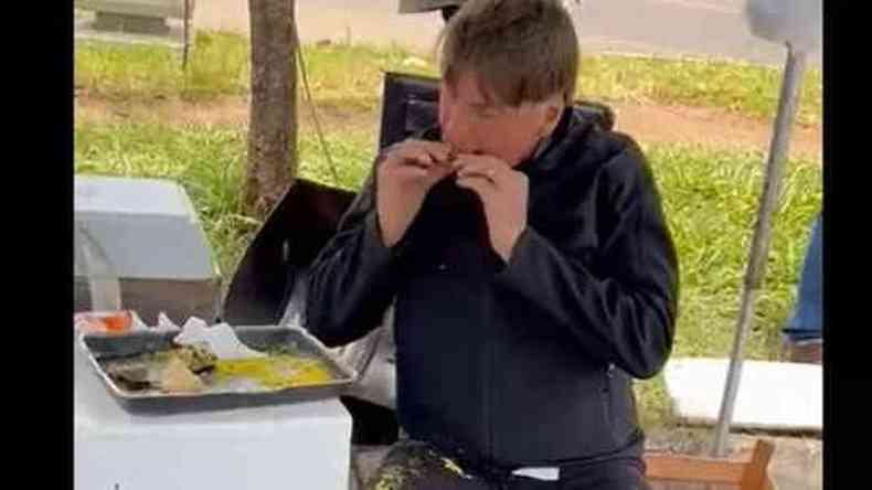 Bolsonaro comendo