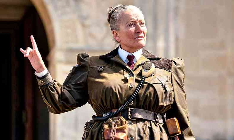 Atriz Emma Thompson usa roupa semelhante a uniforme militar no filme Matilda: O musicla