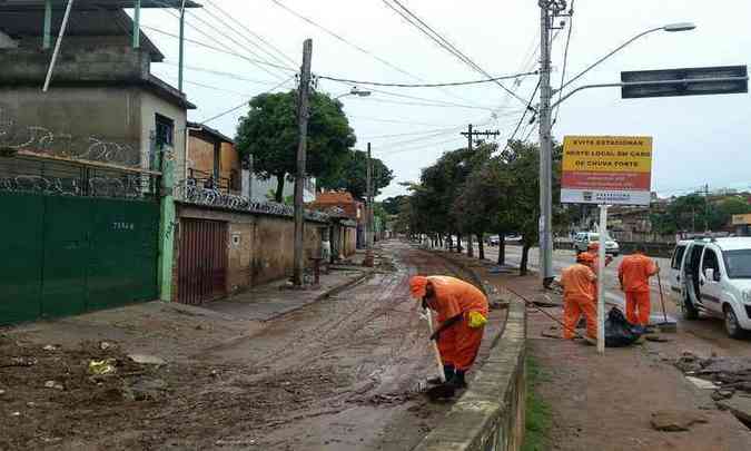 Equipe da Superintendncia de Limpeza Urbana (SLU) retira lama que se acumulou na Avenida Teresa Cristina depois da chuva(foto: Jair Amaral/EM/D.A Press)