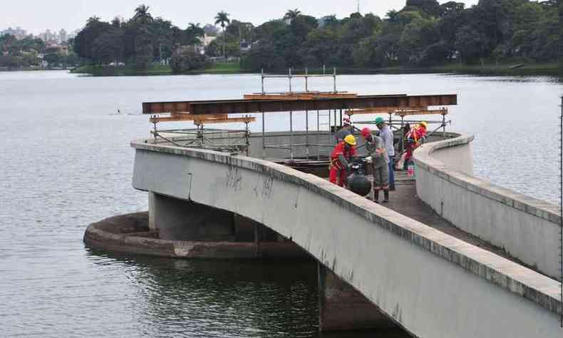 Necessidade de recuperar a passarela de concreto e outras partes da estrutura que fica perto do aeroporto foi detectada durante vistoria(foto: Fotos: Gladyston Rodrigues/EM/D.A Press)