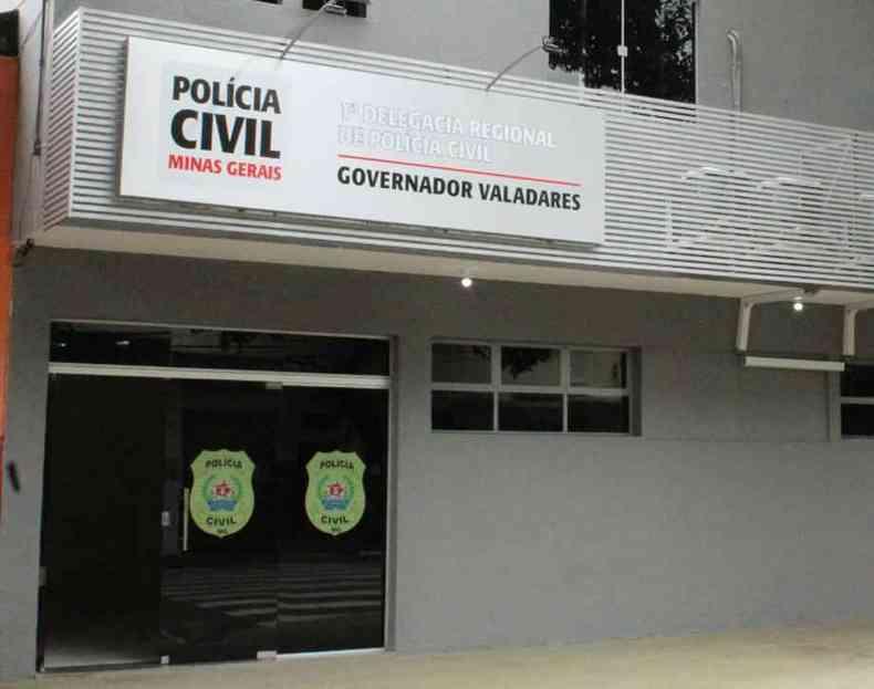 Fachada de prdio com placa que tem os dizeres Polcia Civil de Minas Gerais