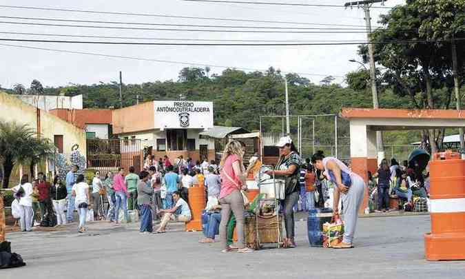 Dia de visitas em Neves: superpopulao tem vrios efeitos sociais(foto: Beto Magalhes/EM/D.A Press 29/11/14)