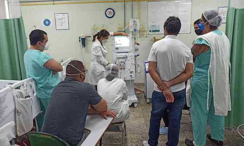 Os profissionais que atuam nas Unidades de Terapia Intensiva do Hospital Municipal receberam treinamento para operar as novas mquinas(foto: Divulgao PMGV)