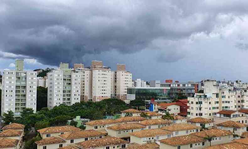 Nuvens de instabilidade formaram na capital - vista do Bairro Castelo, Regio da Pampulha(foto: Maria Irenilda/EM/D.A. Press)