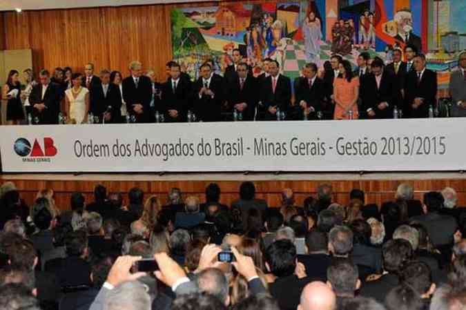 A posse de Lus Cludio Chaves para novo mandato na OAB-MG contou com a presena do vice-governador Alberto Pinto Coelho e autoridades (foto: Gladyston Rodrigues/EM/D.A Press)