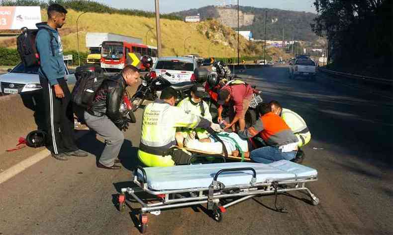 Motociclista caiu e veculo foi parar debaixo de um carro. Ele foi socorrido pelo resgate da concessionria que atua no trecho(foto: Paulo Filgueiras/EM/DA Press)