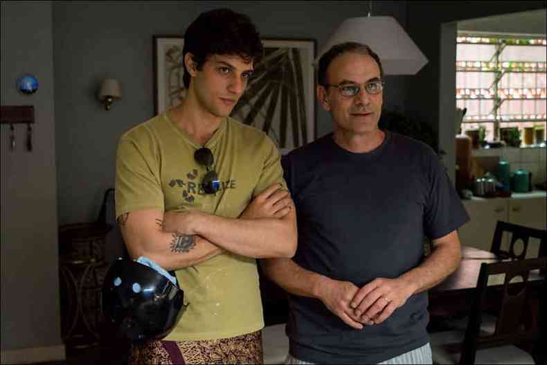 Chay Suede e Marco Ricca interpretam Luca e Custdio, filho e pai em meio s reviravoltas da histria do Brasil(foto: Fabio Rebelo/divulgao)