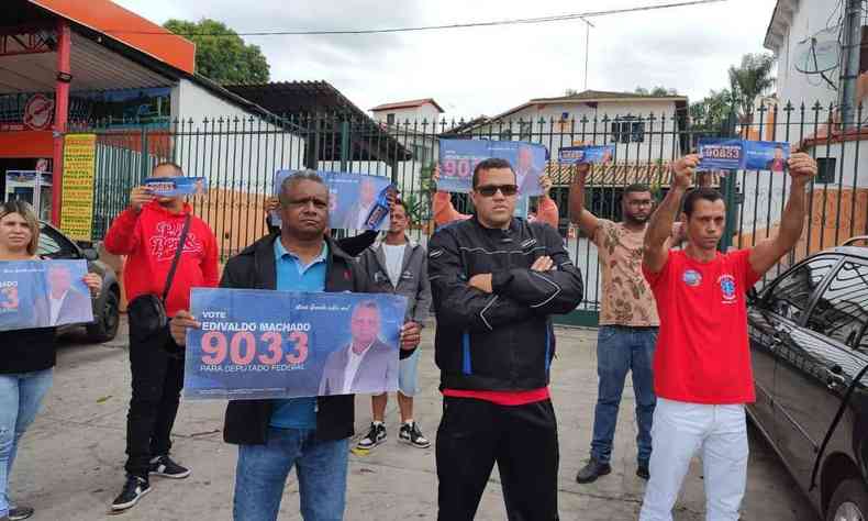 Candidatos do Pros seguram cartazes durante protesto