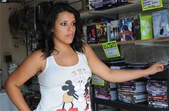 Vendedora, Rafaela Caldeira tenta equilibrar gastos com produtos baratos(foto: GLADYSTON RODRIGUES/EM/D.A PRESS) Vendedora, Rafaela Caldeira tenta equilibrar gastos com produtos baratos(foto: GLADYSTON RODRIGUES/EM/D.A PRESS)