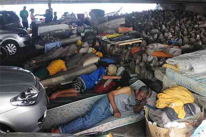 Moradores de rua dormem debaixo do viaduto do Floresta(foto: Tulio Santos/EM/D.A Press.)