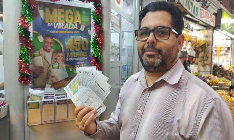 Empresrio Raimundo Mendes com as apostas da Mega-Sena da Virada nas mos 