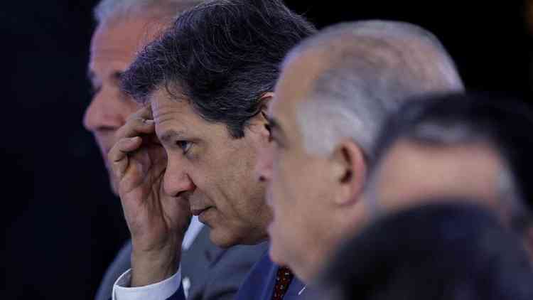 Haddad coa a cabea durante evento com ministros do governo Lula