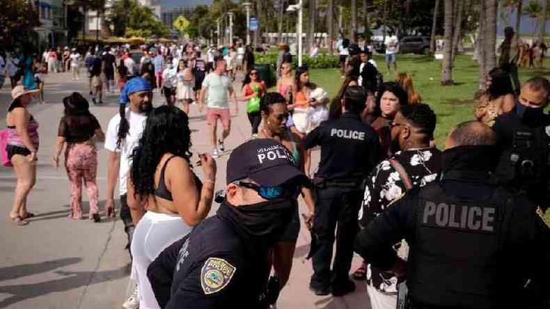 O governo local aumentou o policiamento em Miami Beach nas semanas do 'spring break'(foto: Reuters)