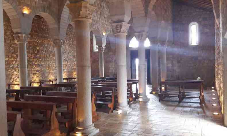 Doze colunas, onde h o capitel, uma pea decorativa, so uma das particularidades da estrutura da abadia reproduzida (foto: Paulo Henrique Lobato/EM/D.A Press)