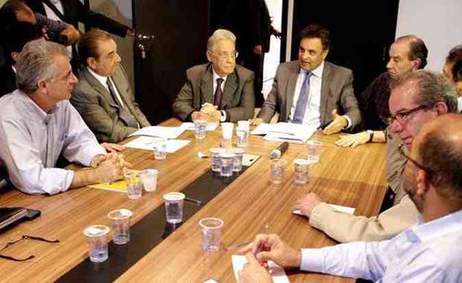 Acio Neves entre Fernando Henrique Cardoso e Aloysio Nunes em reunio do PSDB. Para o candidato tucano, o resultado do Mundial no vai interferir nas eleies(foto: Igo Estrela/PSDB)