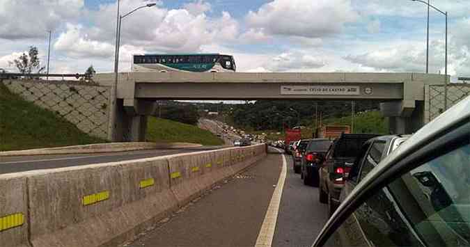 Os motoristas enfrentam longas filas de viculos no sentido BH/Confins(foto: Marina Rigueira/EM/D.A.Press)