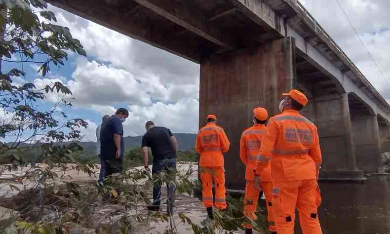 Bombeiros e outras autoridades analisam estrutura de ponte na MGC-367