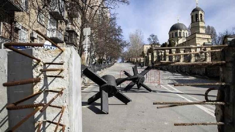 Barricadas montadas em estradas de Kiev com blocos de concreto e armadilhas(foto: Getty Images) Barricadas montadas em estradas de Kiev com blocos de concreto e armadilhas