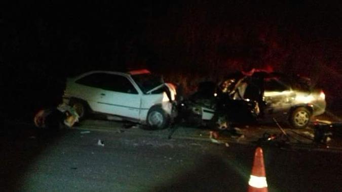 Corsa e Kadett bateram de frente e as causas do acidente estão sendo apuradas(foto: Polícia Militar Rodoviária/ Divulgação ) Corsa e Kadett bateram de frente e as causas do acidente estão sendo apuradas(foto: Polícia Militar Rodoviária/ Divulgação )