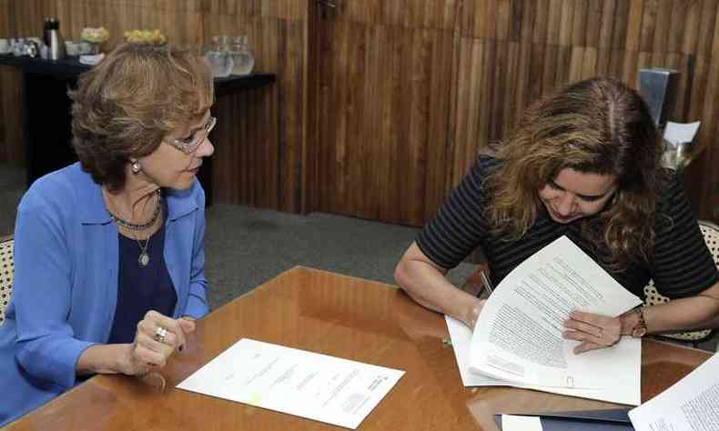 A secretria ngela Dalben e a reitora Sandra Goulart Almeida formalizaram a parceria(foto: Foca Lisboa/UFMG.)