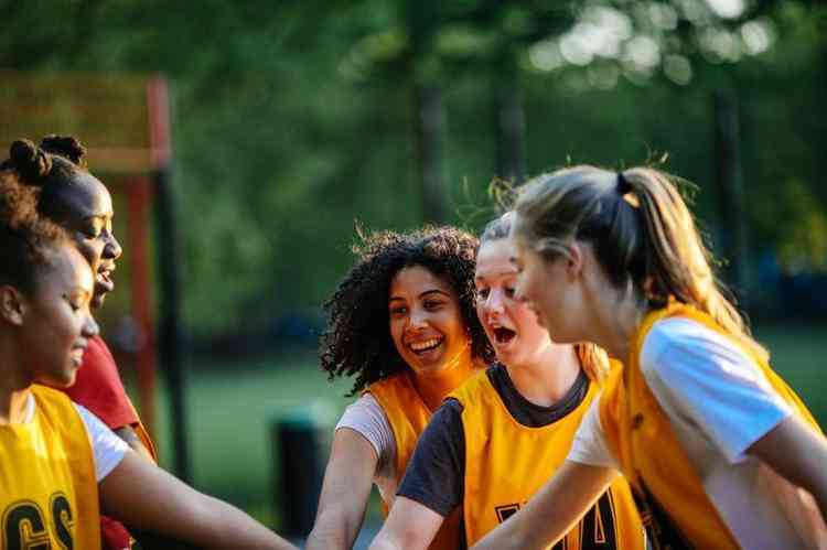 Mulheres reunidas em jogo de futebol