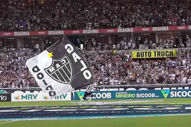 Galo Doido agita torcida no Mineiro e mostra bandeira com escudo do clube: 113 anos de histria(foto: Reproduo/TV Galo)