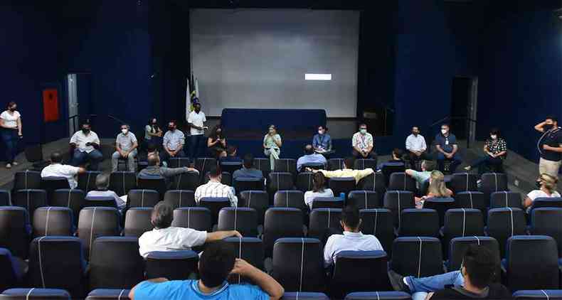 A deciso do Executivo, em conjunto com o Legislativo, saiu depois de reunies que comearam no incio da tarde desta sexta-feira e terminaram  noite(foto: Andr Santos/Prefeitura de Uberaba)