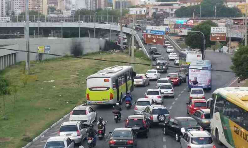 Viaduto B, que leva os motoristas das Avenidas Antnio Carlos, Cristiano Machado e Pedro II, teve grande movimentao de veculos(foto: Paulo Filgueiras/EM/ DA Press)