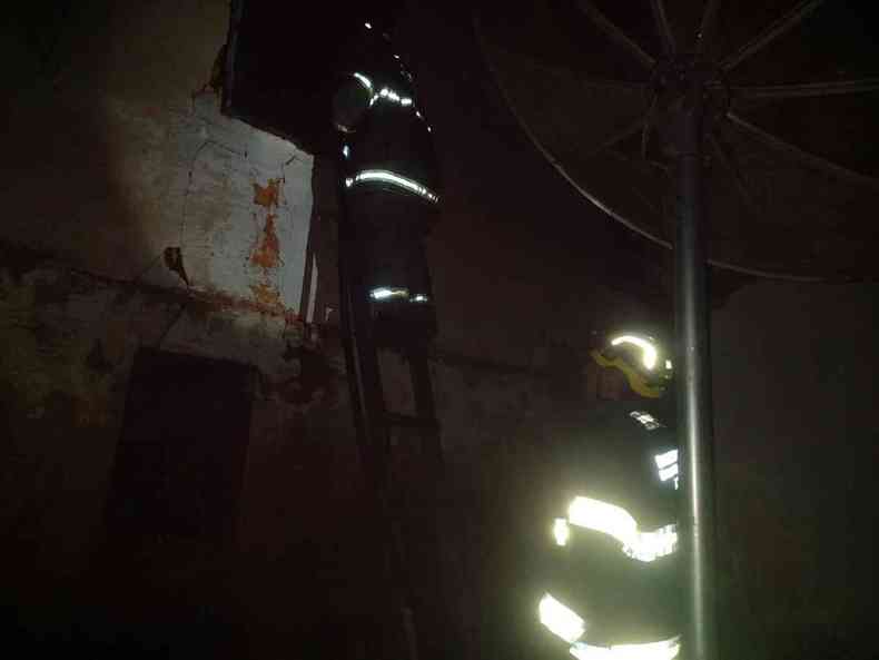 Bombeiros em escada entram pela janela de Residncia destruda por incndio em Monte Belo no Sul de Minas
