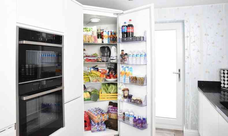geladeira aberta cheia de produtos