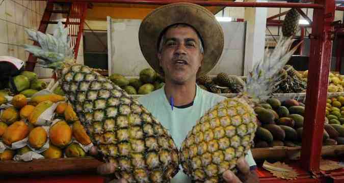 Preo de um abacaxi pulou de R$ 4 para R$ 7, conta o feirante Carlos Magno, do Mercado Distrital do Cruzeiro(foto: BETO MAGALHES/EM/D.A PRESS)