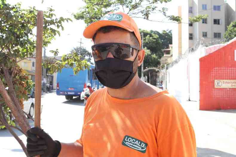 Heider Costa presta um servio essencial para a cidade, na varrio das ruas, h sete anos(foto: Fotos: Edsio Ferreira/EM/D.A Press)