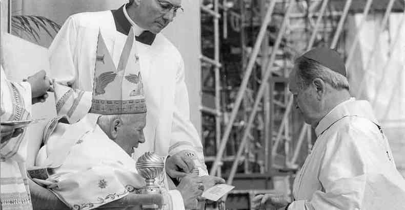 Em 1998, recebe no Vaticano o barrete cardinalcio do papa Joo Paulo II(foto: Arquivo pessoal)