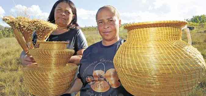 As artess Maria Alice e Shirley Ferreira Alves exibem os cestos feitos com planta nativa da Regio Central de Minas que mudou suas vidas (foto: Jair Amaral/EM/D.A Press)
