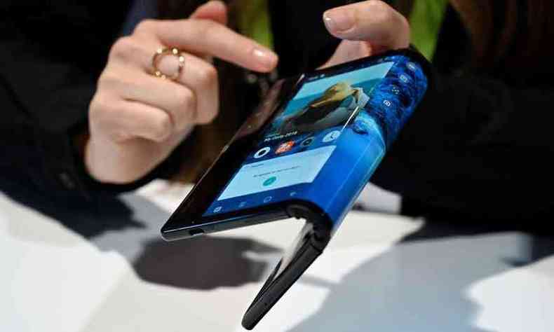 Flexpai, smartphone fabricado pela Royole, o primeiro modelo com tela flexvel lanado comercialmente (foto: Royole/Divulgao)