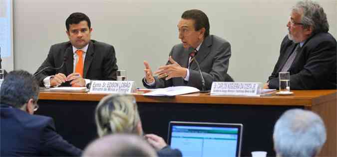 O ministro Edison Lobo (ao centro) explica o marco da minerao a deputados (foto: Antnio Cruz/ABR - 7/8/13)