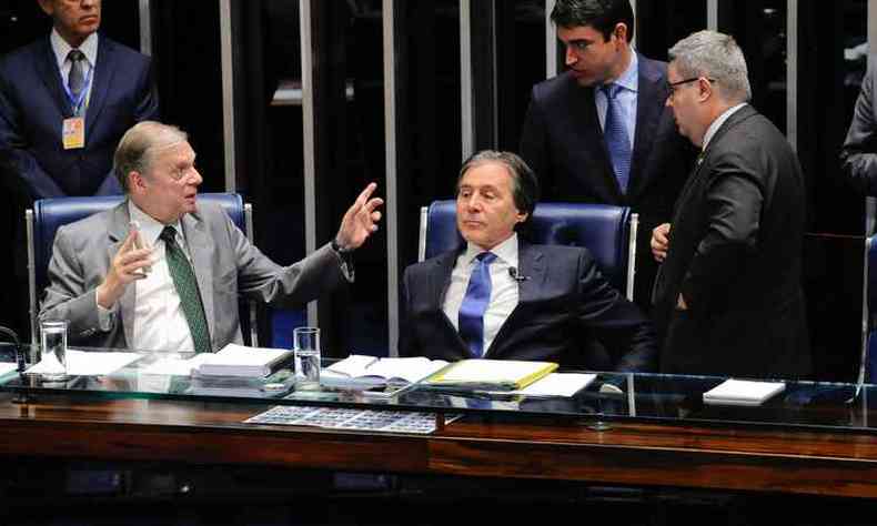Tasso (E) votou pela manuteno do mandato do senador colega de partido(foto: Marcos Oliveira)
