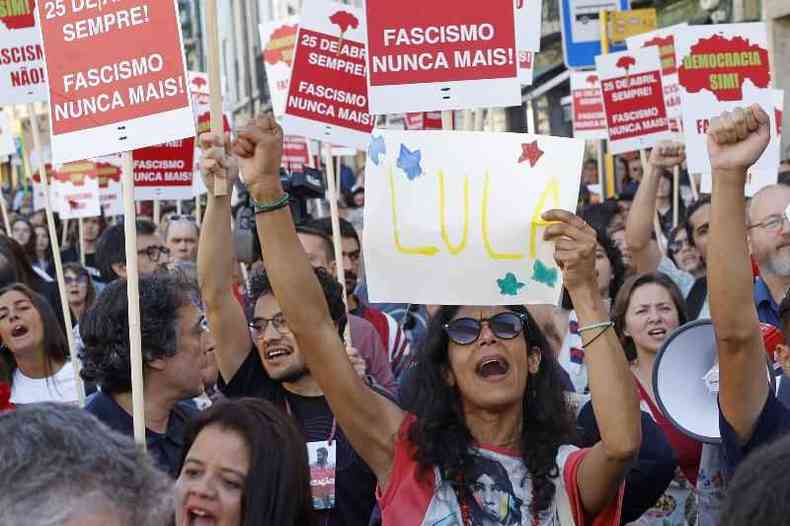 Apoiadores de Lula exibem cartazes