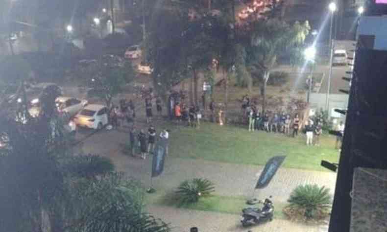 Pessoas reunidas na porta de academia em que um homem morreu, em Belo Horizonte
