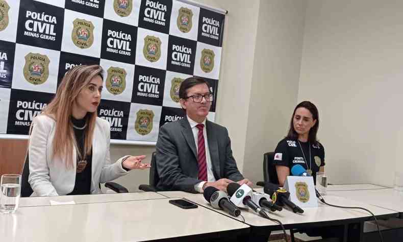 Coletiva da Polcia Civil, duas mulheres na ponta da mesa e um homem no centro