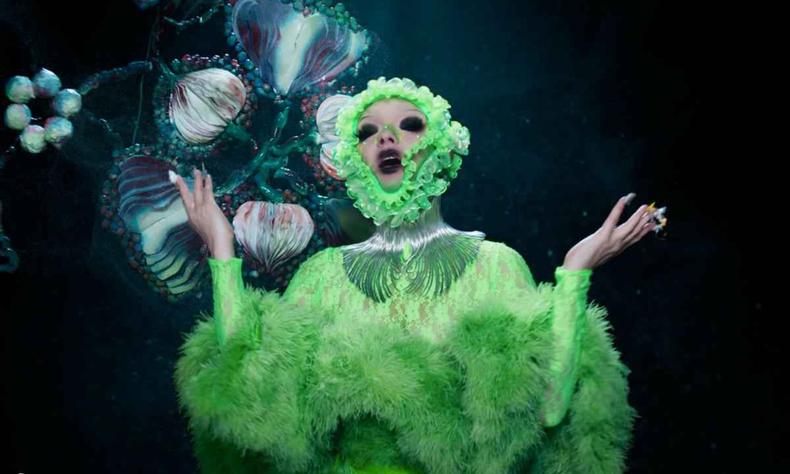 Bjrk veste roupa verde e canta no clipe em ''Atopos''