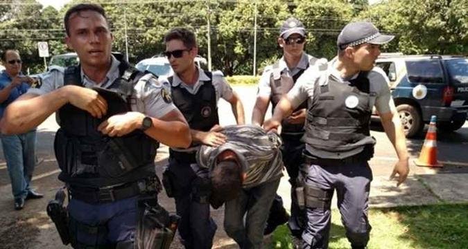 Um dos suspeitos do assalto detido pela pol�cia: ladr�es renderam a dona do estabelecimento e uma funcion�ria(foto: Breno Fortes/CB/D.A Press)