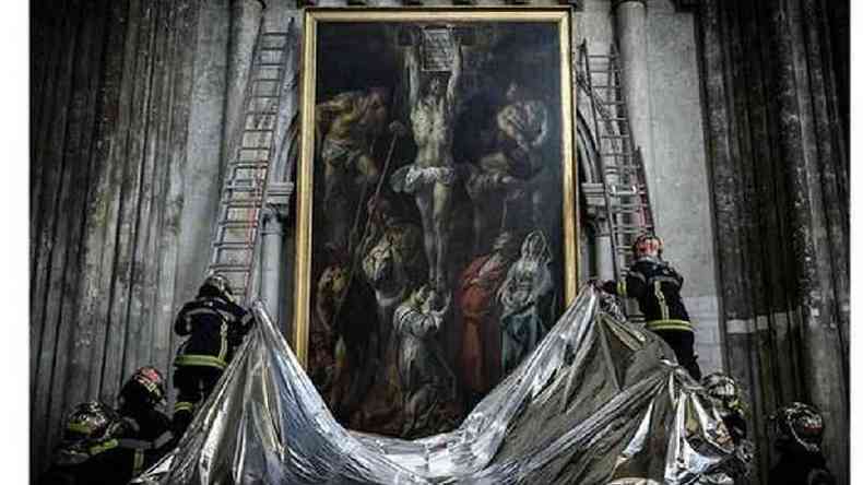 Bombeios cobrem gigantesco quadro de Jesus crucificado