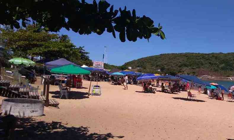 Praia da Bacutia, em Guarapari (ES), na ltima quinta-feira; segundo morador, areias ficam lotadas aos finais de semana