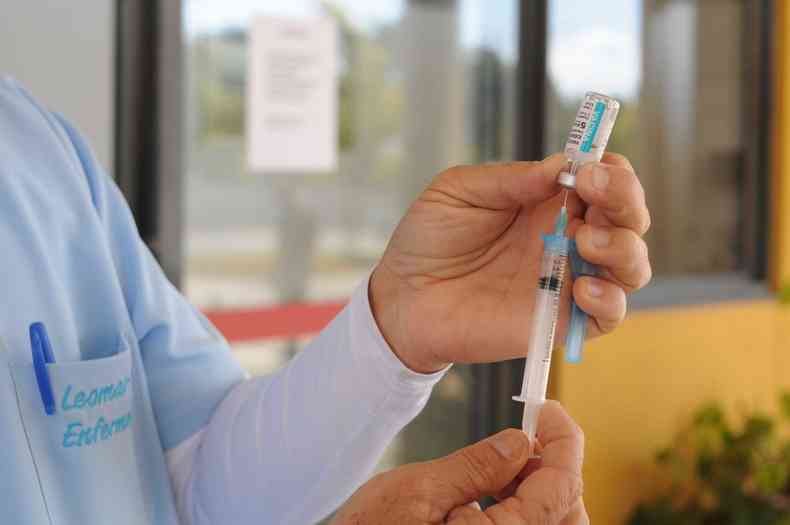 Pessoas com 62 anos devem procurar os pontos de vacinao para receber segunda dose nesta tera (13/7)(foto: Leandro Couri/EM/D.A Press)