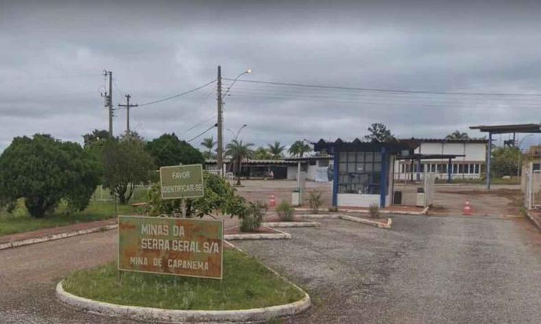 Entrada da Mina de Capanema, onde homens armados roubaram bobinas de cobre(foto: Reprodução/Google StreetView) Entrada da Mina de Capanema, onde homens armados roubaram bobinas de cobre portaria ouro preto