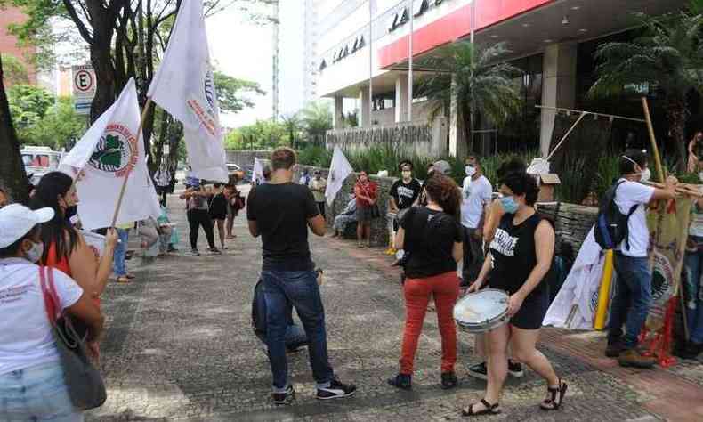 Atingidos manifestam na porta do TJMG nesta quinta-feira (17)(foto: Juarez Rodrigues/DA/EM/Press )